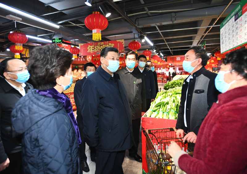 2月3日至5日，中共中央总书记、国家主席、中央军委主席习近平来到贵州考察调研，看望慰问各族干部群众，向全国各族人民致以美好的新春祝福。这是4日下午，习近平在贵阳市观山湖区合力惠民生鲜超市同置办年货的群众亲切交流。新华社记者 谢环驰 摄